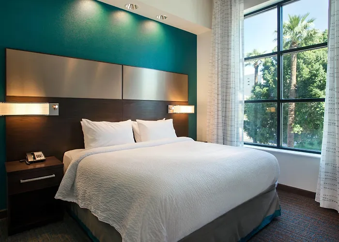 Hotel By Marriott Downtown/university 3*