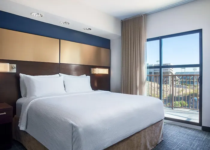 Hotel By Marriott Downtown/university 3*