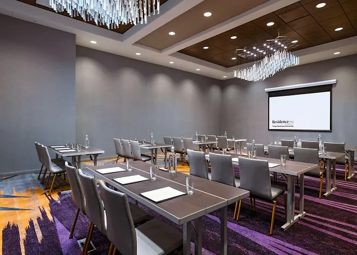 Hotel By Marriott Downtown/university 3*