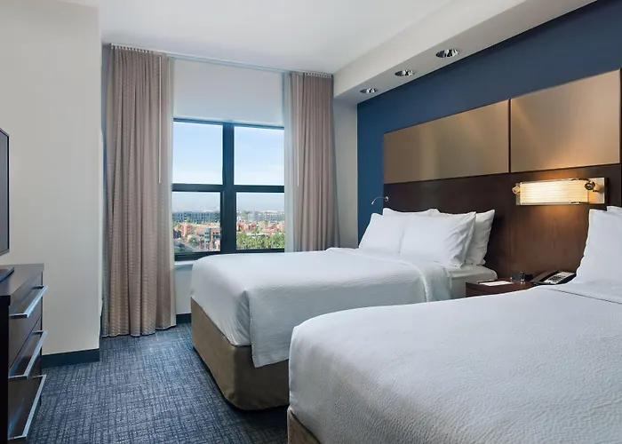 Hotel By Marriott Downtown/university 3*