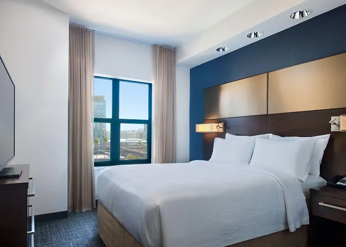 By Marriott Downtown/university Hotel 3*